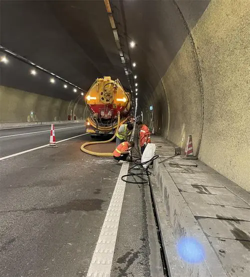 塔什库尔干隧道排水渠清淤